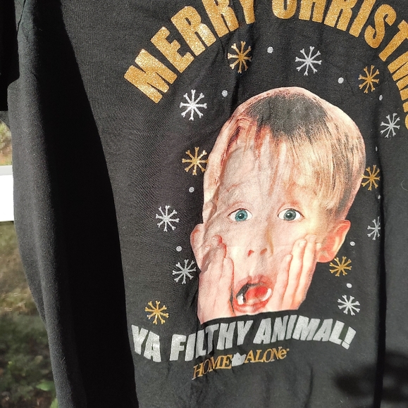 Home Alone Christmas tee. - Picture 2 of 8